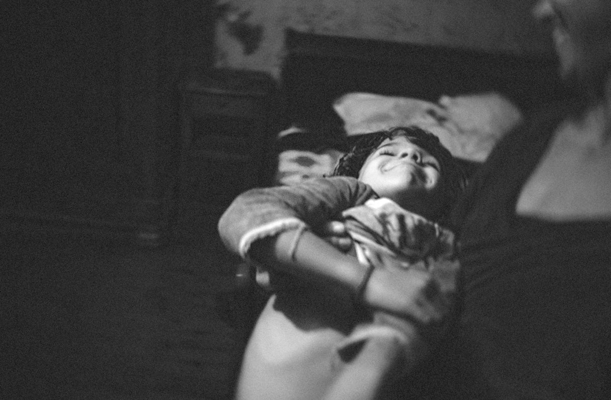 Les bras d'une mère - Jef Baecker - Photographe