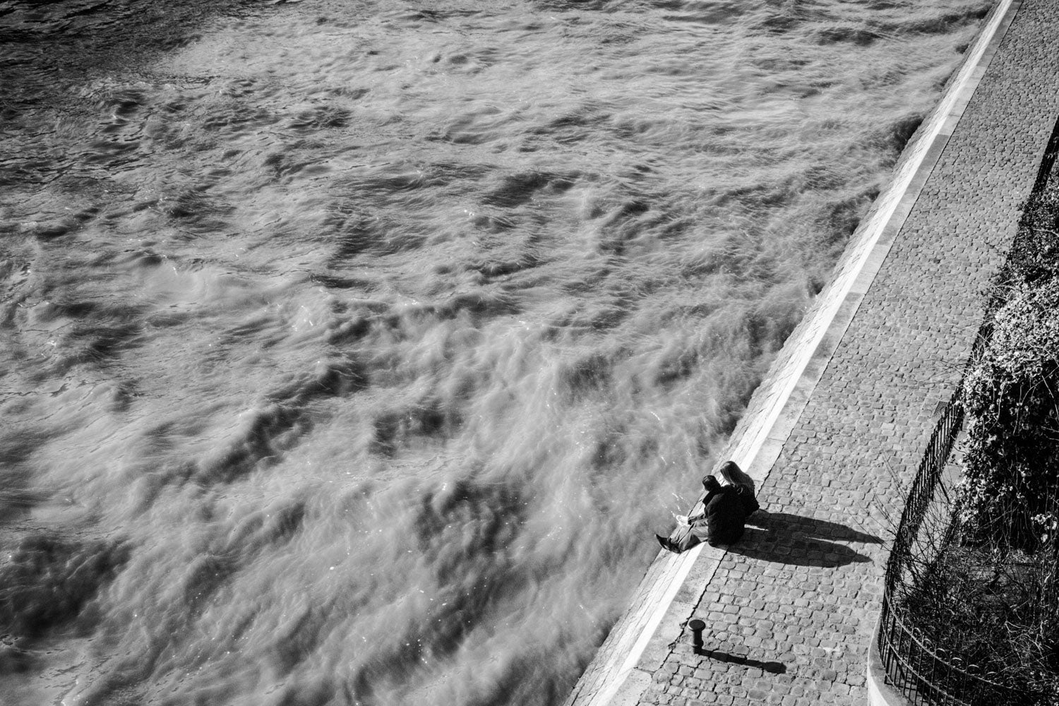 Amoureux de la Seine - Photographie d’art en noir et blanc en édition limitée à collectionner - Jef Baecker