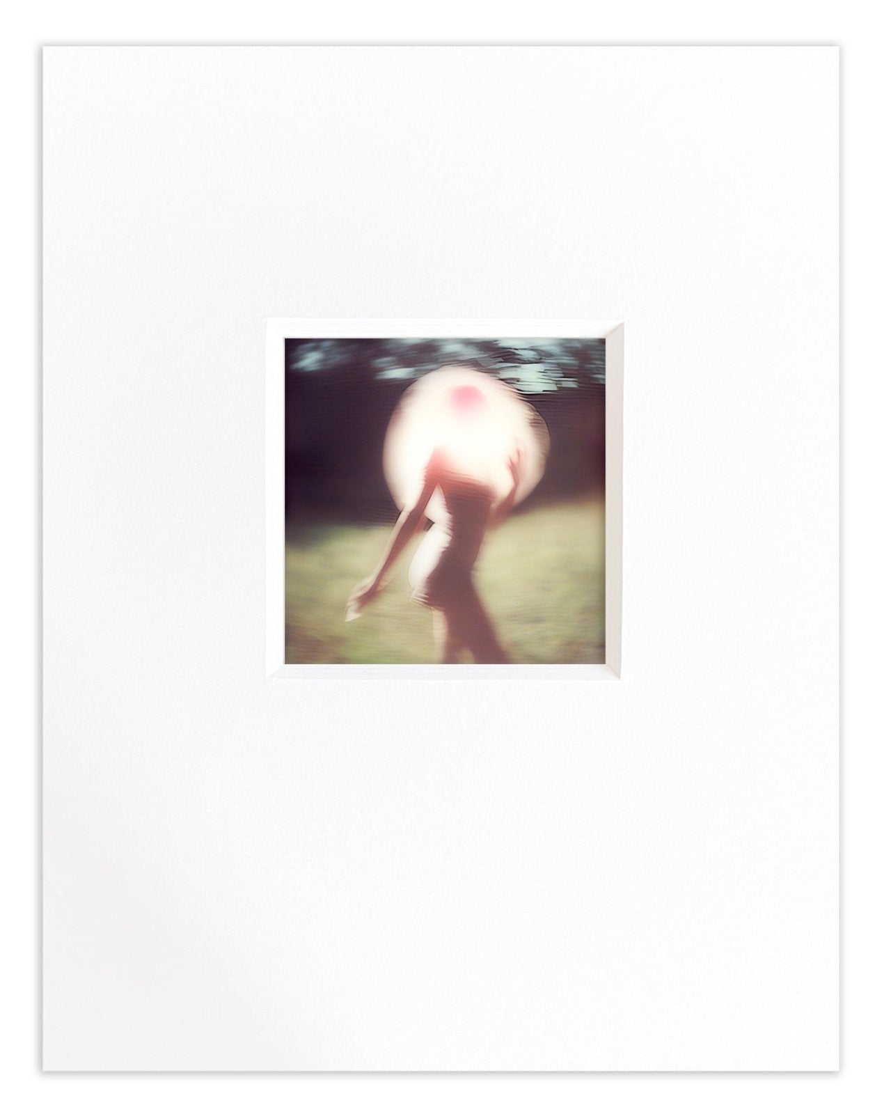 Elle traverse la lumière - Photographie d’art en noir et blanc en édition limitée à collectionner - Jef Baecker