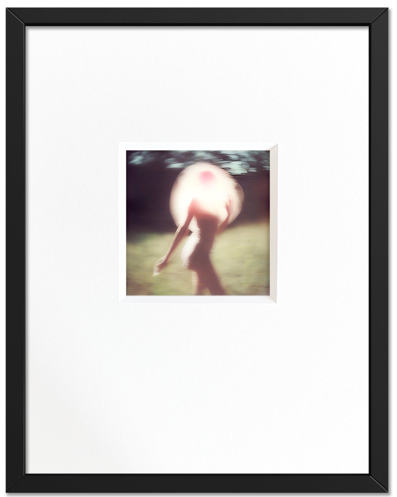 Elle traverse la lumière - Photographie d’art en noir et blanc en édition limitée à collectionner - Jef Baecker