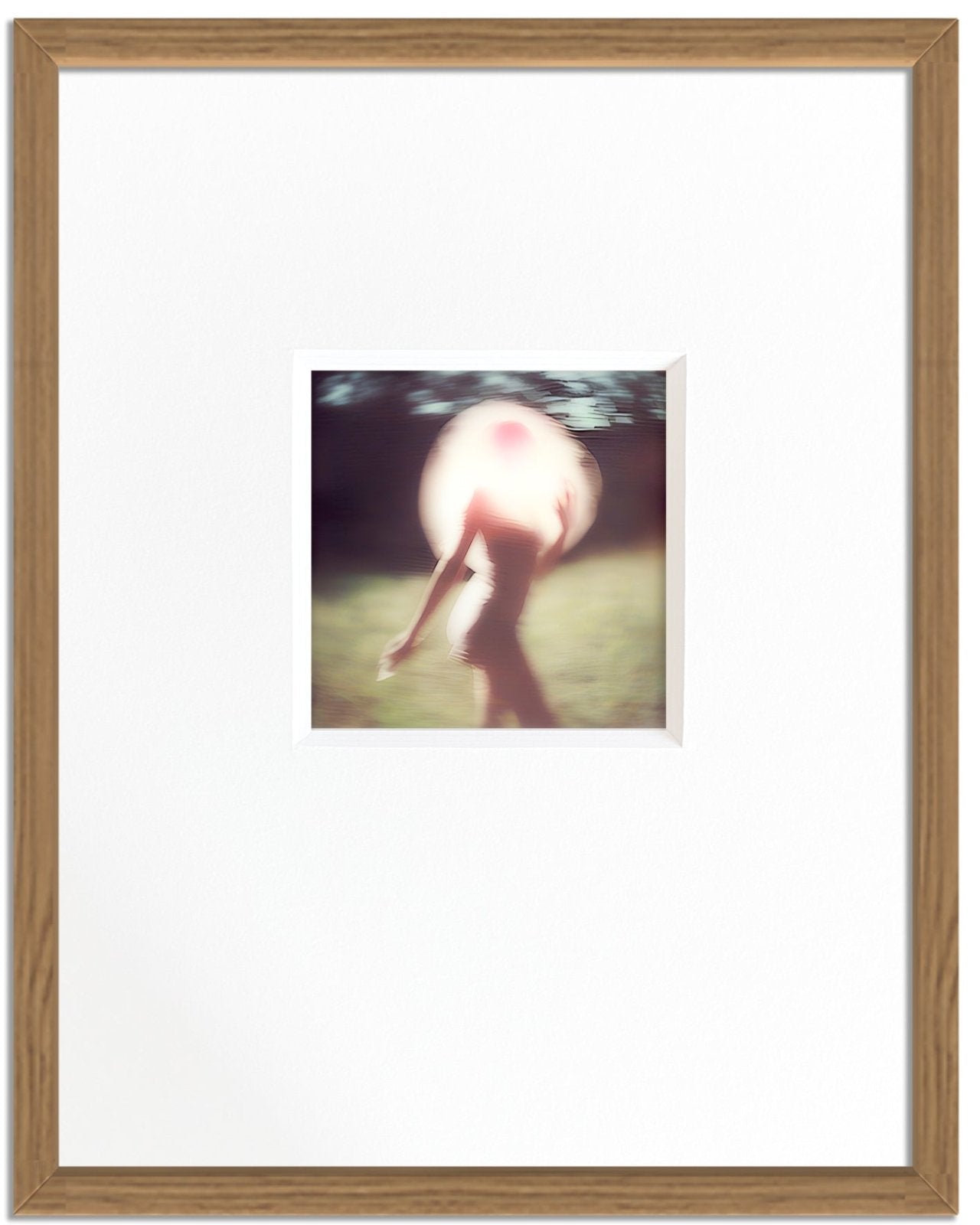 Elle traverse la lumière - Photographie d’art en noir et blanc en édition limitée à collectionner - Jef Baecker