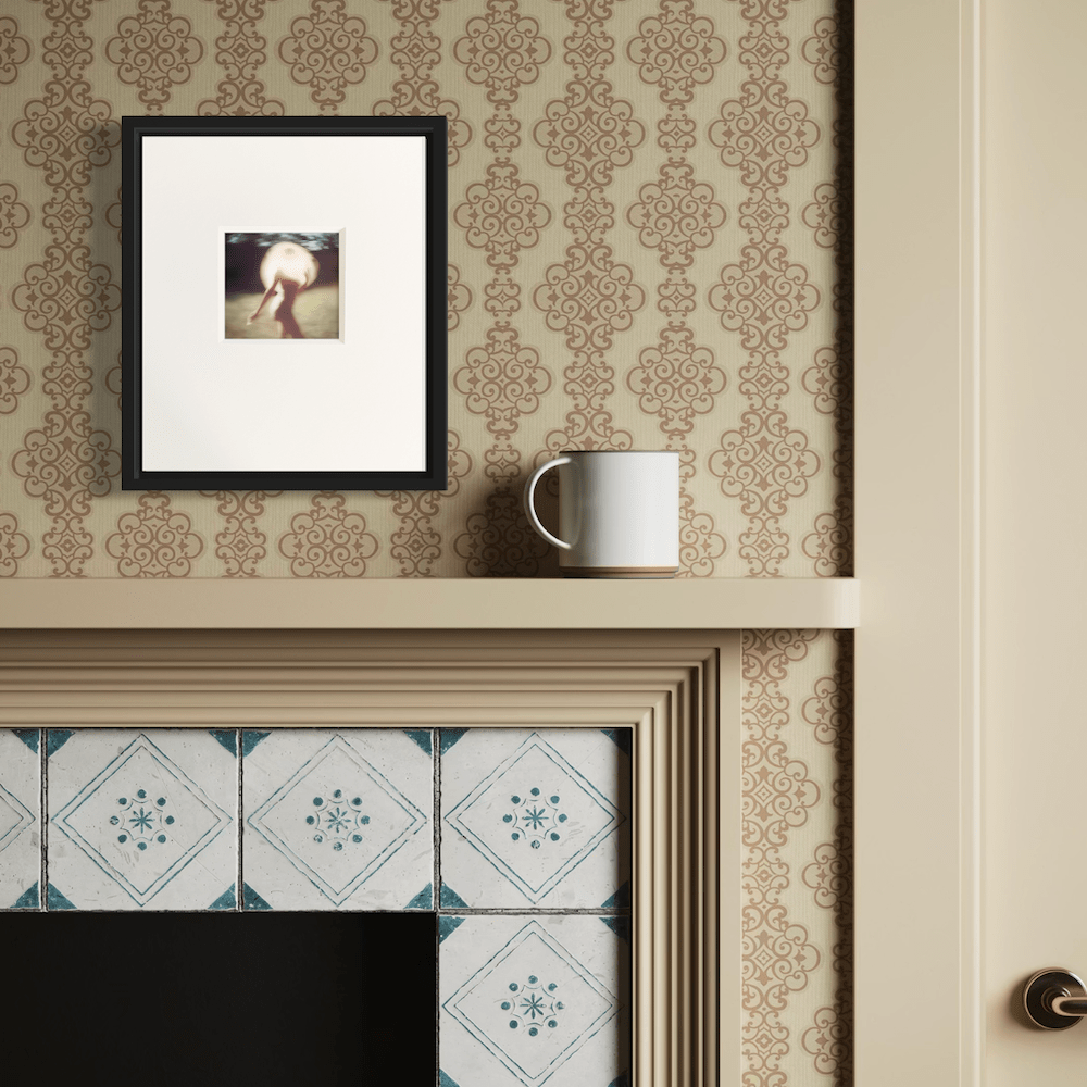 Elle traverse la lumière - Photographie d’art en noir et blanc en édition limitée à collectionner - Jef Baecker