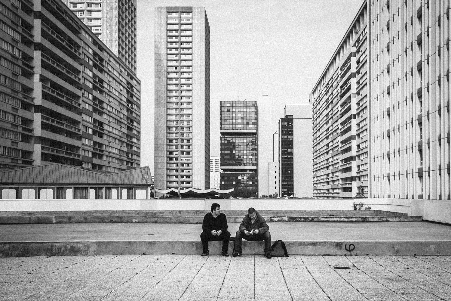 Entre amis - Photographie d’art en noir et blanc en édition limitée à collectionner - Jef Baecker