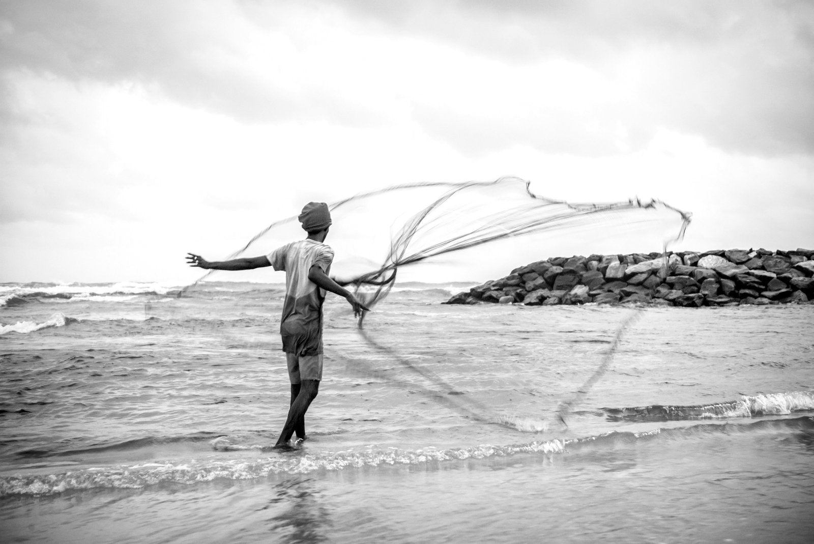 Le pêcheur - Photographie d’art en noir et blanc en édition limitée à collectionner - Jef Baecker