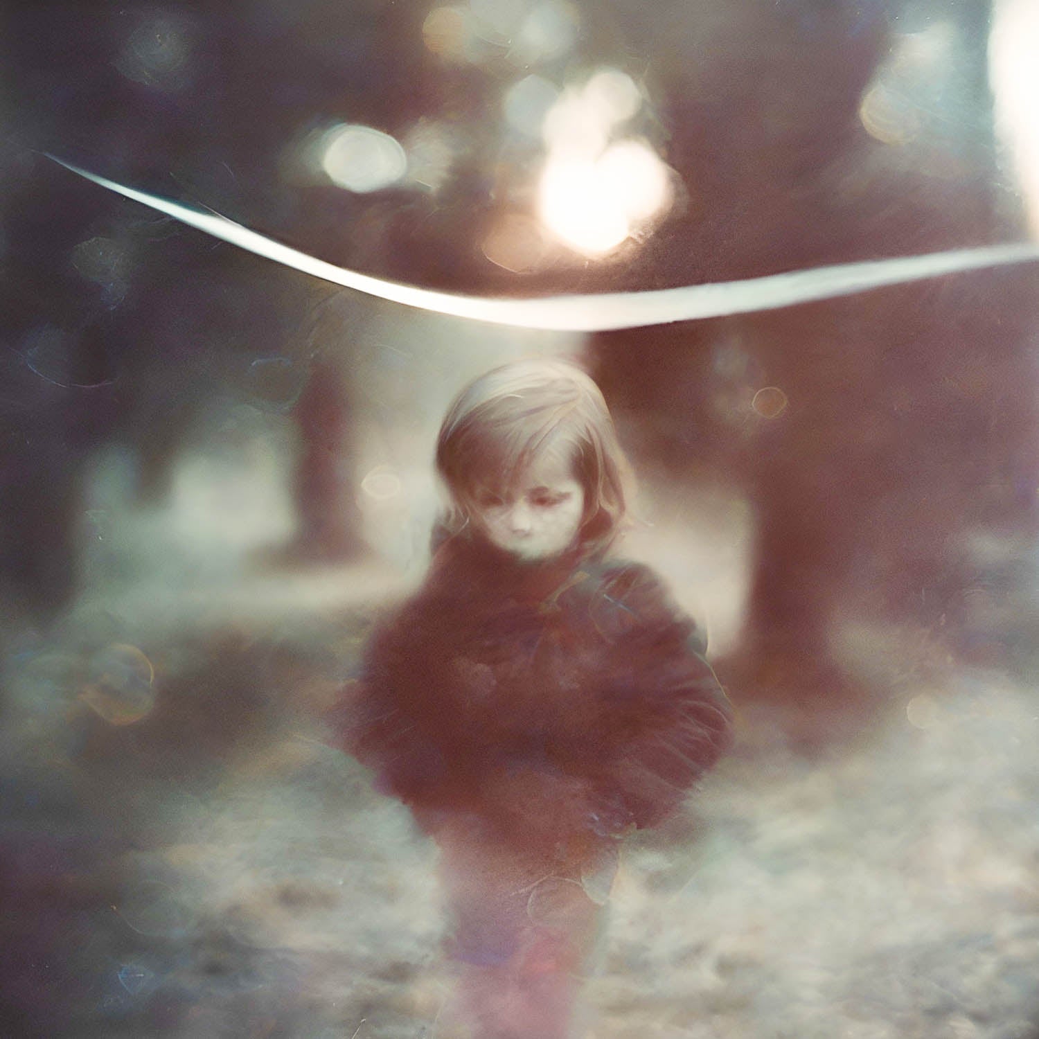 L’enfant et la lumière pliée - Photographie d’art en noir et blanc en édition limitée à collectionner - Jef Baecker