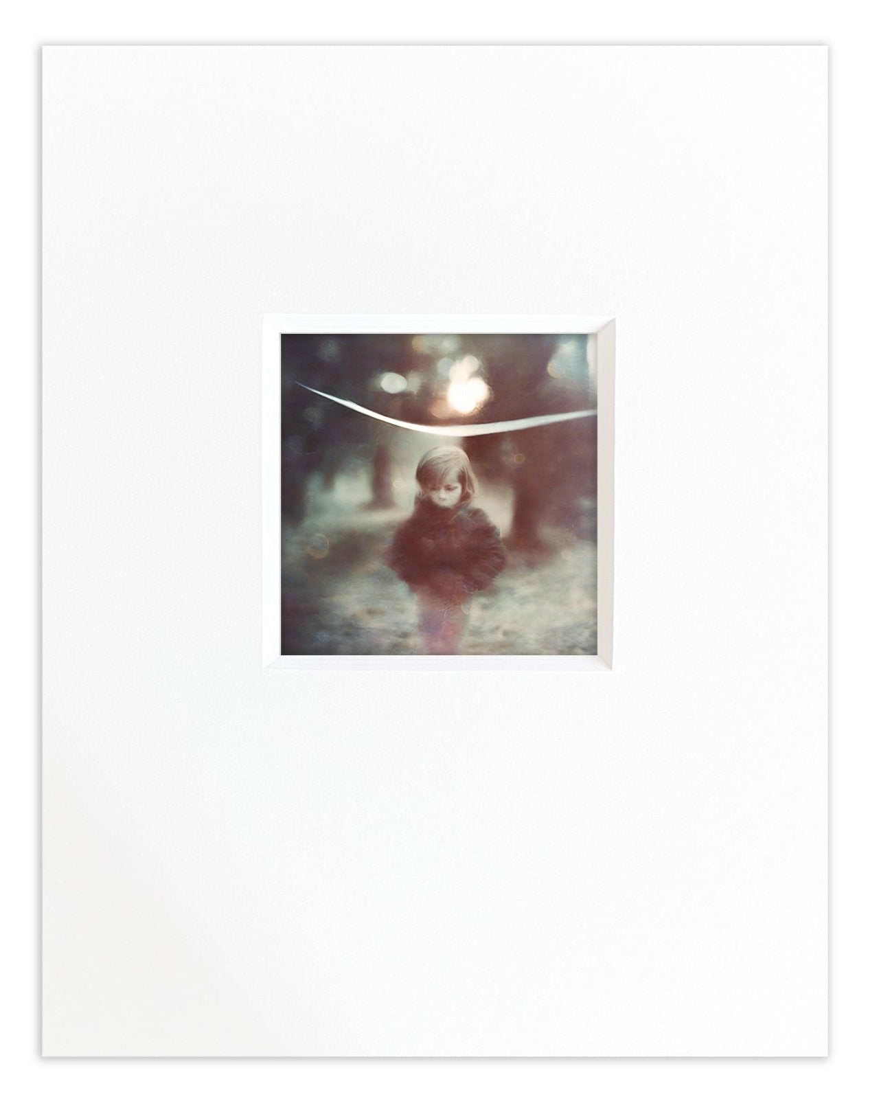 L’enfant et la lumière pliée - Photographie d’art en noir et blanc en édition limitée à collectionner - Jef Baecker