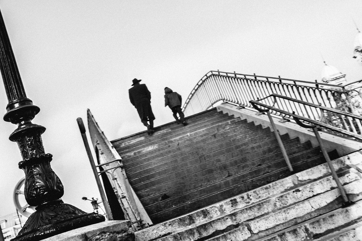 Père et fils - Photographie d’art en noir et blanc en édition limitée à collectionner - Jef Baecker