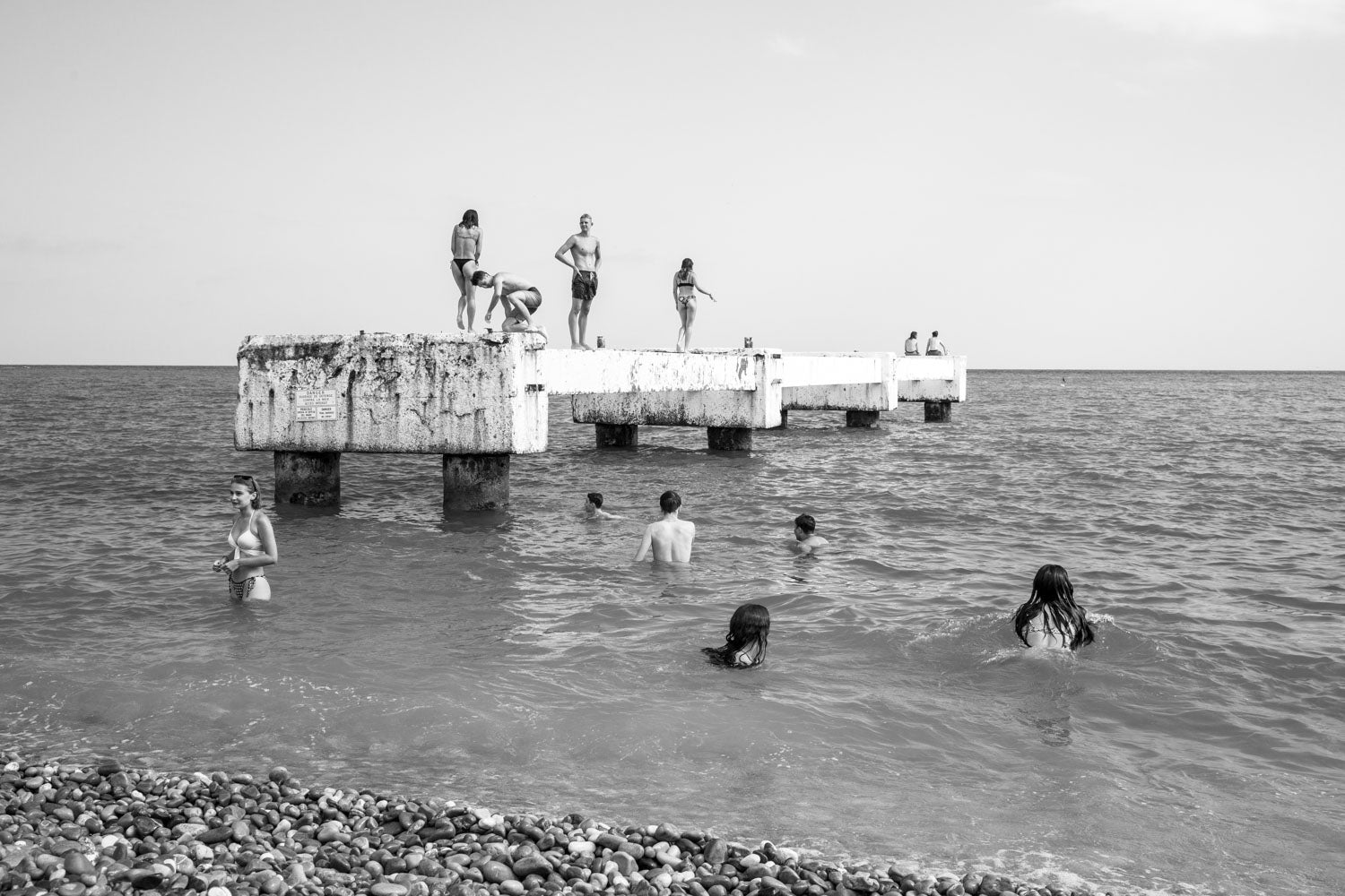 Le radeau des ados - Photographie d’art en noir et blanc en édition limitée à collectionner - Jef Baecker