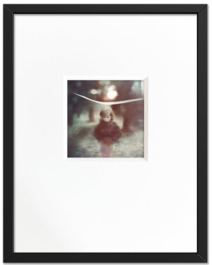 L’enfant et la lumière pliée - Photographie d’art en noir et blanc en édition limitée à collectionner - Jef Baecker
